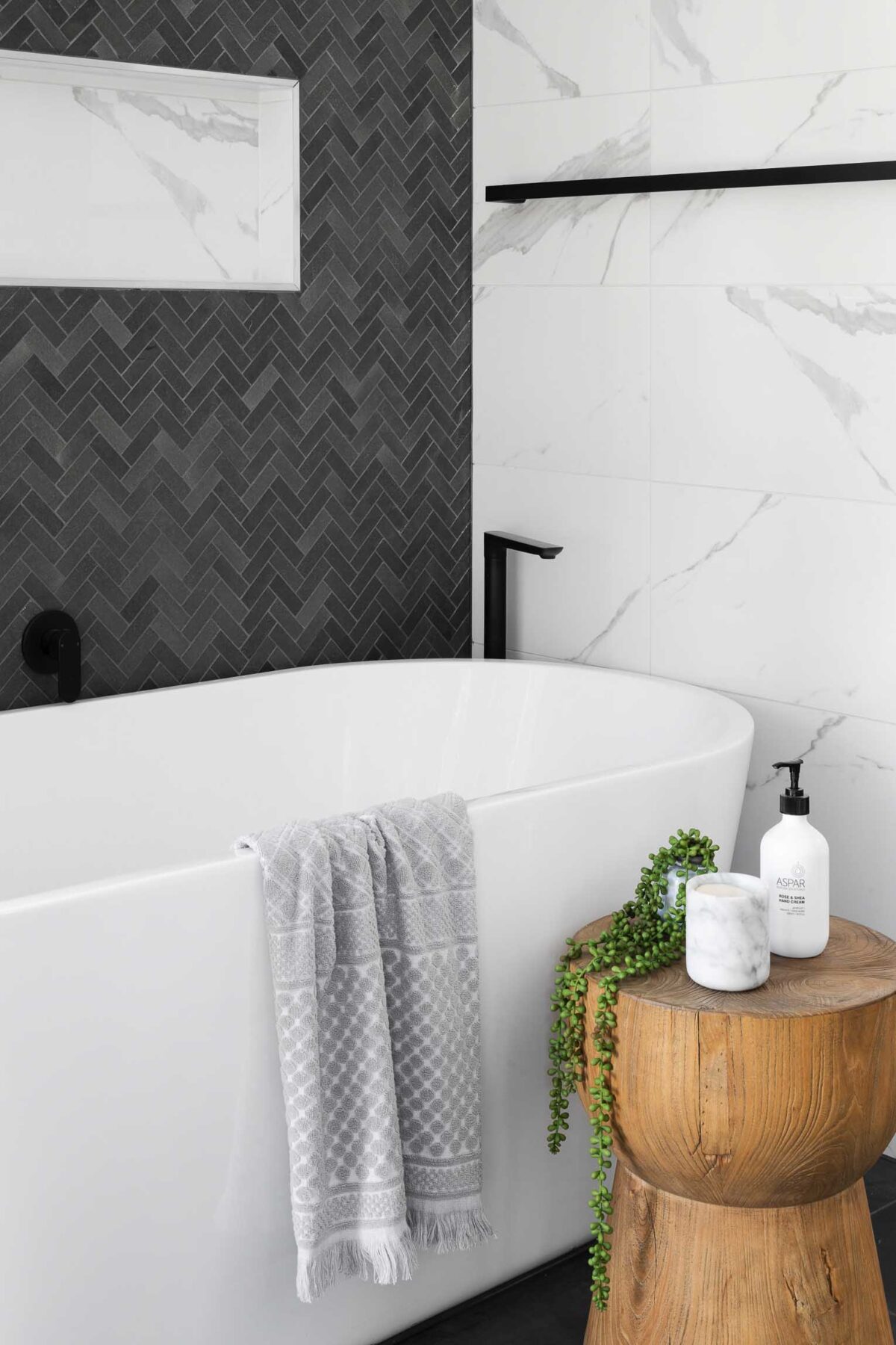 Acrylic vs. Porcelain Tubs