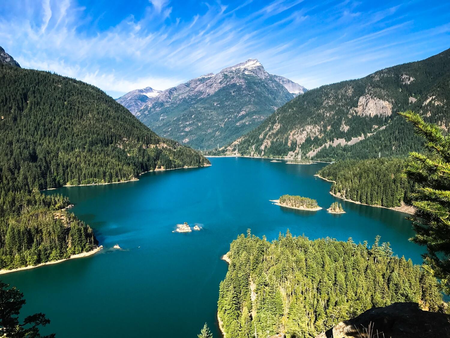 Pacific Northwest lake and mountains