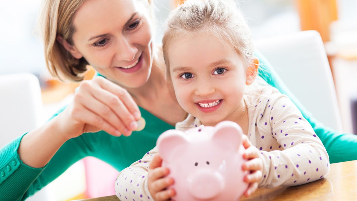 mom teaching daughter about money