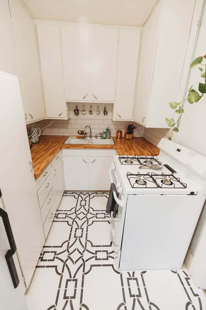 Renter friendly apartment renovation - kitchen.