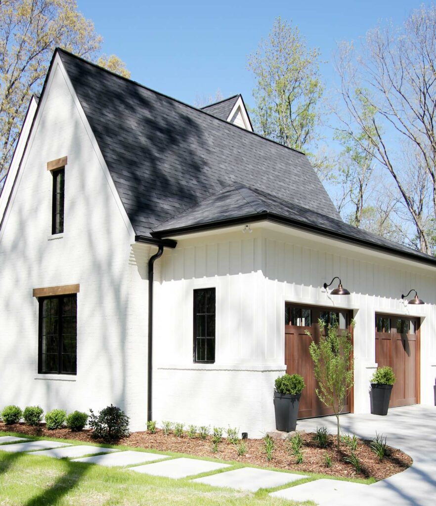 Modern farmhouse style exterior: How to choose a lot when building a home.