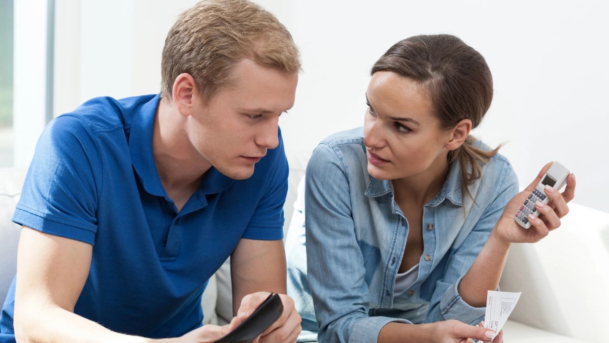 couple talking with calculator