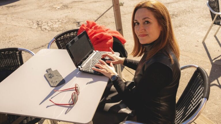 12 Side Hustles to Escape the Daily Grind