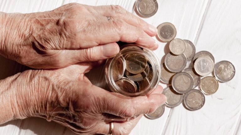 3 Life-Saving Reasons Retirees Should Hold Cash During Market Instability